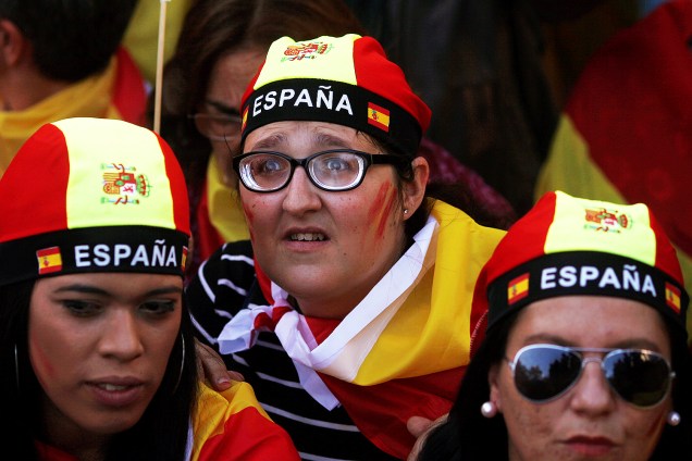 Milhares de espanhóis vão às ruas contra a independência catalã