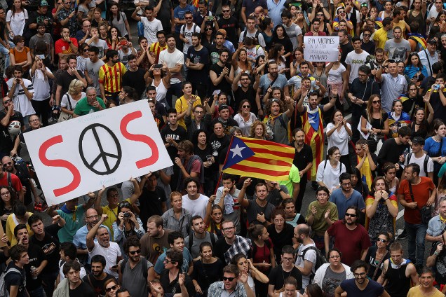 Manifestantes realizam greve parcial em Barcelona, em protesto à violência policial durante plebiscito separatista - 03/10/2017