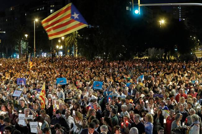 Manifestantes separatistas protestam contra a prisão de dois líderes do movimento, em Barcelona – 17/10/2017