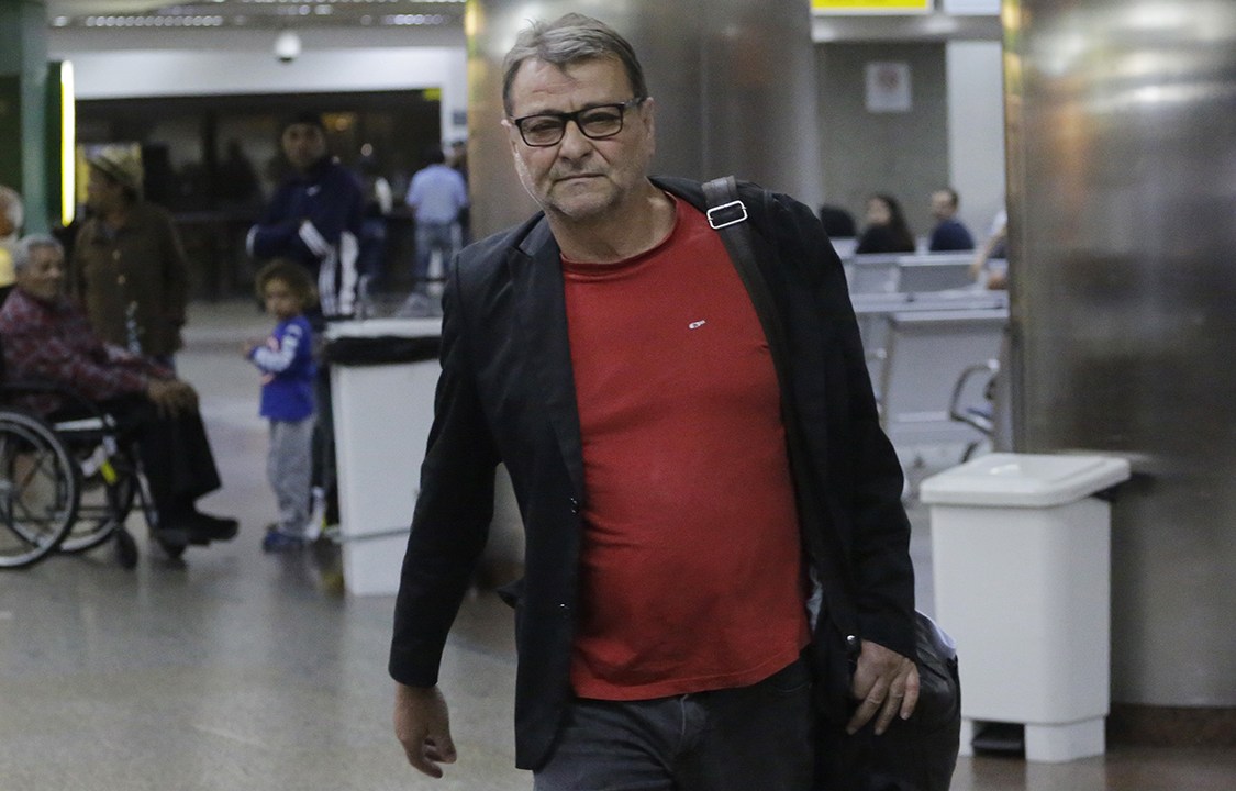 Cesare Battisti chega ao Aeroporto de Cumbica, vindo da cidade de Campo Grande após receber habeas corpus