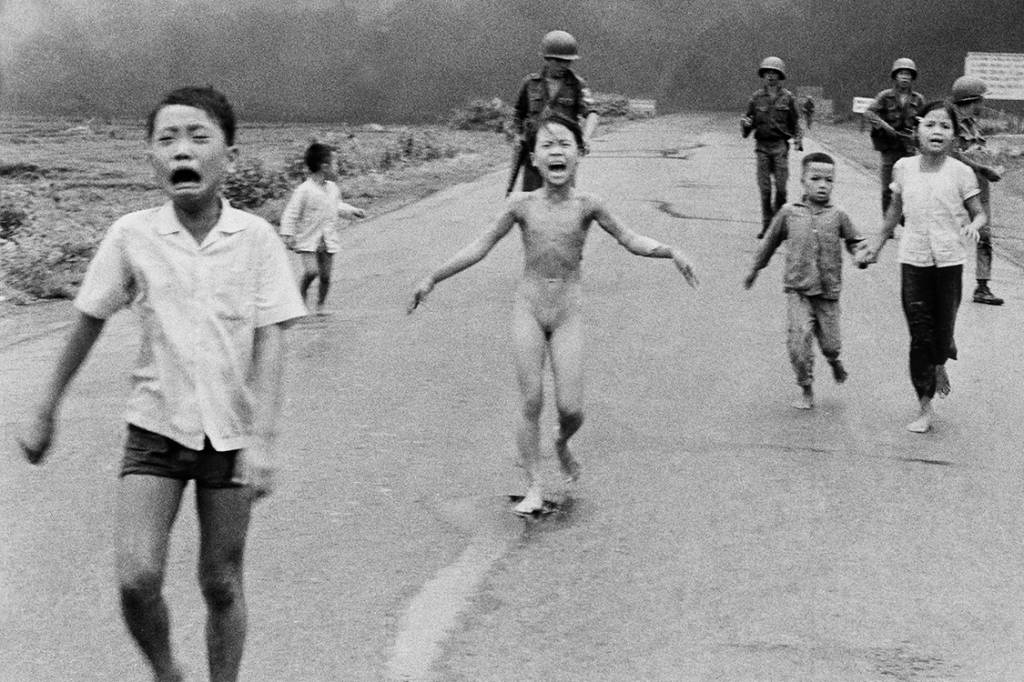 Menina corre nua em uma estrada após um ataque de napalm sobre tropas vietnamitas e civis em um vilarejo em Trang Bang, no Vietnã