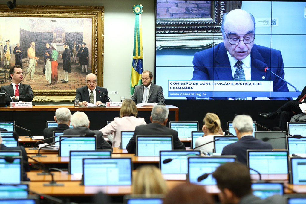 Bonifácio de Andrada (PSDB-MG) lê o parecer sobre a segunda denúncia contra Michel Temer