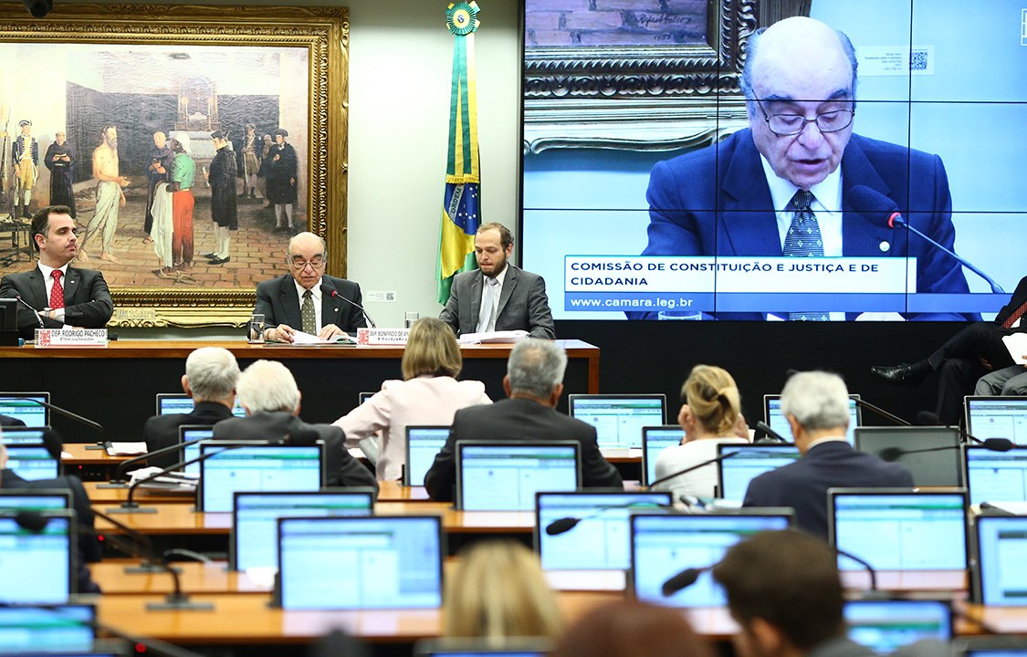 Bonifácio de Andrada (PSDB-MG) lê o parecer sobre a segunda denúncia contra Michel Temer
