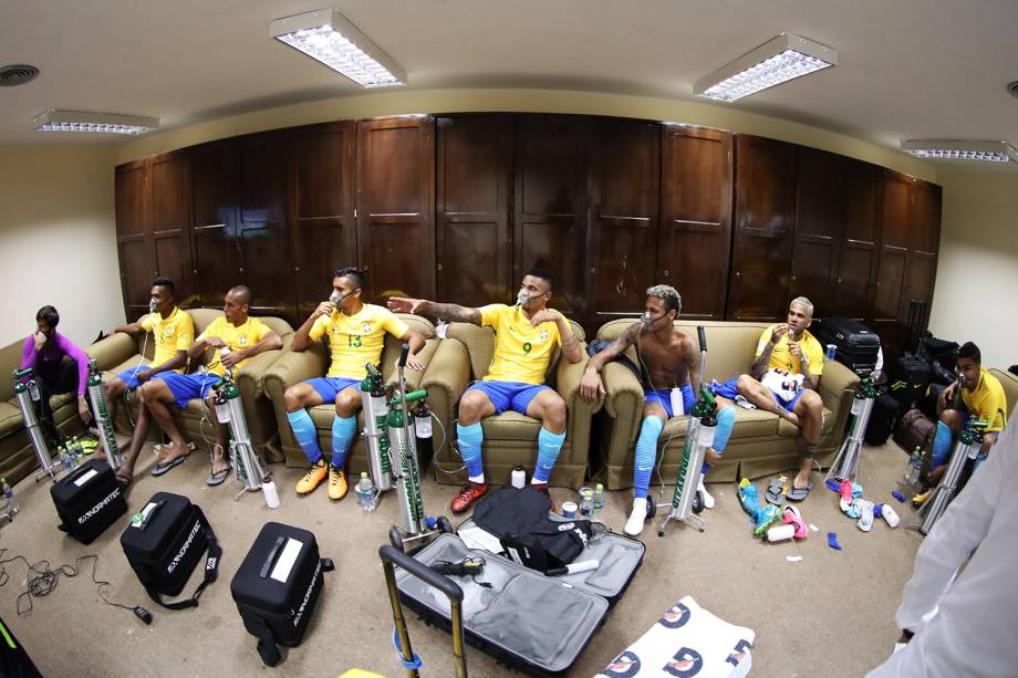 Jogadores do Brasil usam máscara de oxigênio durante intervalo na partida entre Bolívia e Brasil, em La Paz - 05/10/2017