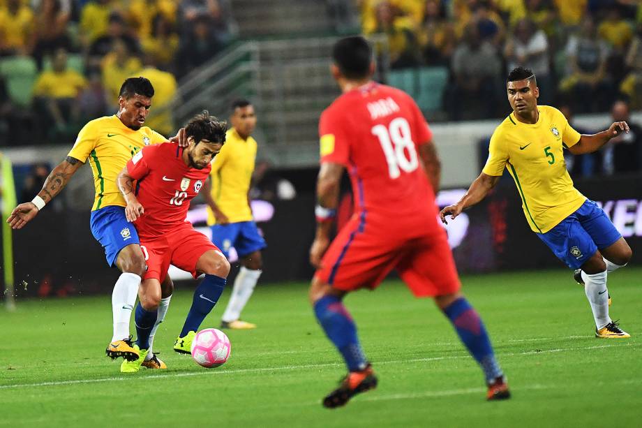 Valdivia, do Chile, durante disputa de bola na partida contra o Brasil, elas Eliminatórias da Copa da Rússia no Allianz Parque, em São Paulo - 10/10/2017