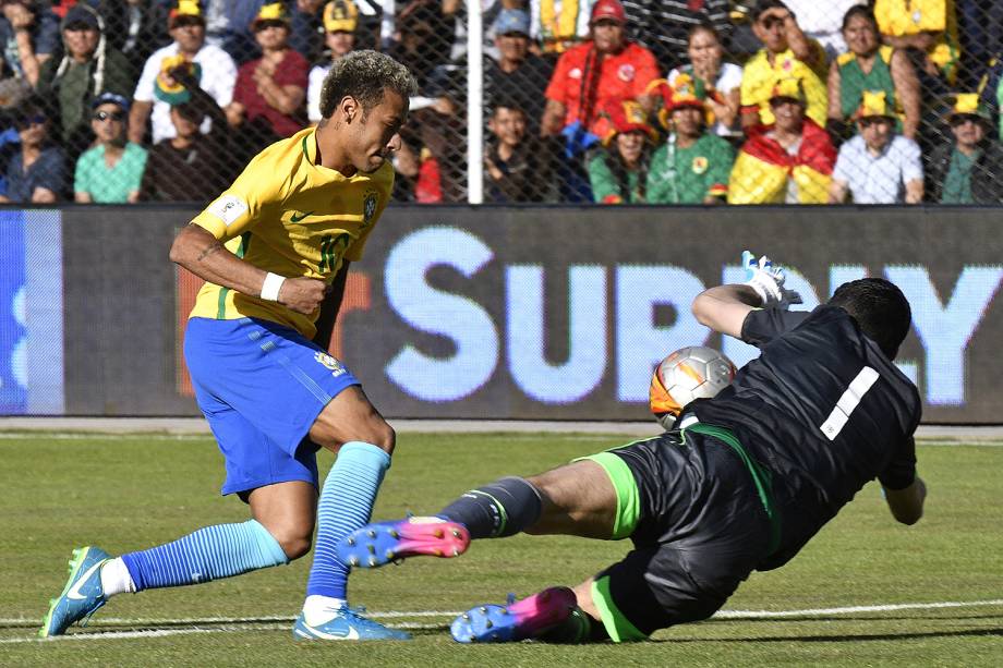 O jogador Neymar disputa o lance com o goleiro Carlos Lampe da Bolívia, na penúltima rodada das eliminatórias sul-americanas da Copa da Rússia de 2018 - 05/10/2017