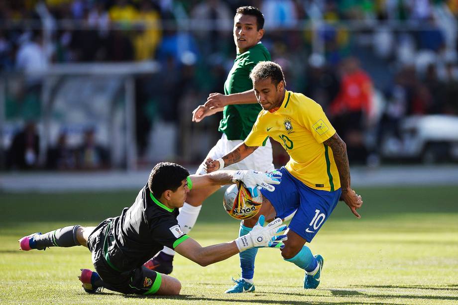 O jogador Neymar disputa o lance com o goleiro Carlos Lampe da Bolívia, na penúltima rodada das eliminatórias sul-americanas da Copa da Rússia de 2018 - 05/10/2017