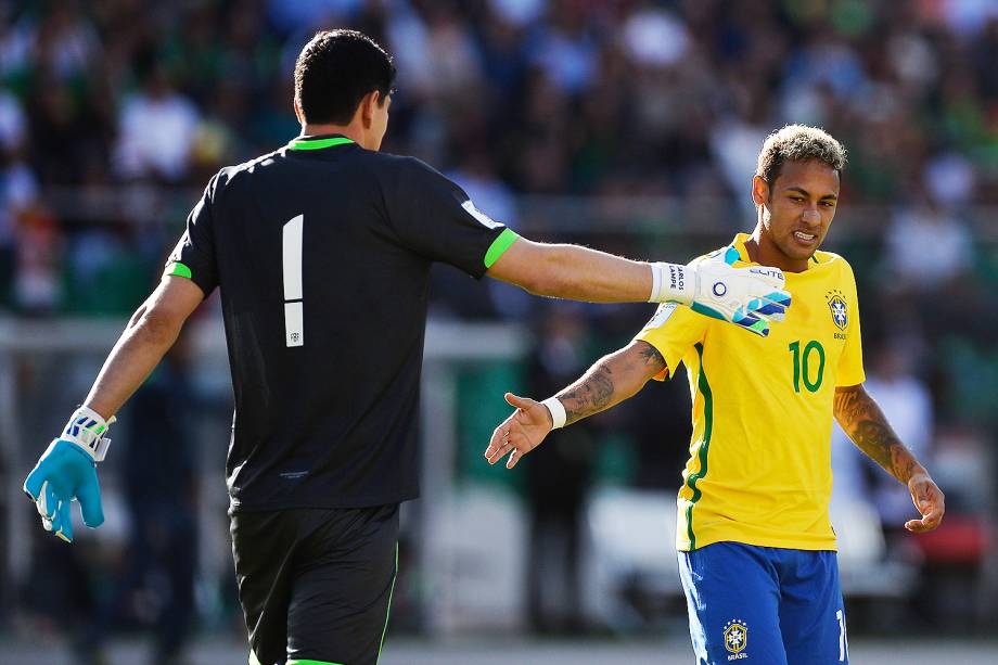 O jogador Neymar e o goleiro Carlos Lampe da Bolívia, na penúltima rodada das eliminatórias sul-americanas da Copa da Rússia de 2018 - 05/10/2017