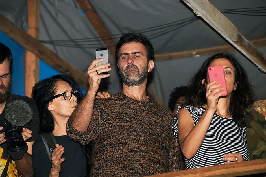 Sonia Braga, Marcelo Freixo e Marina Person, no acampamento do MTST, em São Bernardo do Campo - 30/10/2017