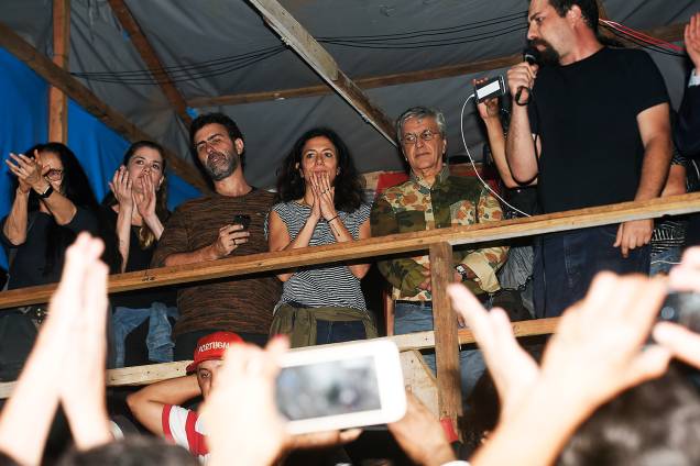 Guilherme Boulos, líder do MTST, discursa, observado por Sonia Braga, Alline Moraes, o deputado estadual Marcelo Freixo (PSOL-RJ), Marina Person e Caetano Veloso, em São Bernardo - 30/10/2017 Guilherme Boulos, líder do MTST, discursa, observado por Sonia Braga, Alline Moraes, o deputado estadual Marcelo Freixo (PSOL-RJ), Marina Person e Caetano Veloso, em São Bernardo - 30/10/2017