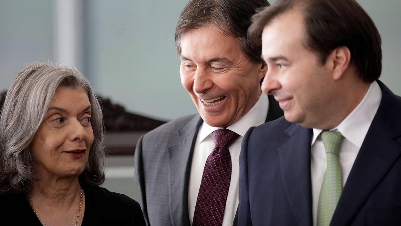 A presidente do STF (Supremo Tribunal Federal), ministra Cármen Lúcia, ao lado dos presidentes da Câmara dos Deputados e do Senado, Rodrigo Maia (DEM-RJ) e Eunício Oliveira (PMDB-CE) - 05/10/2017