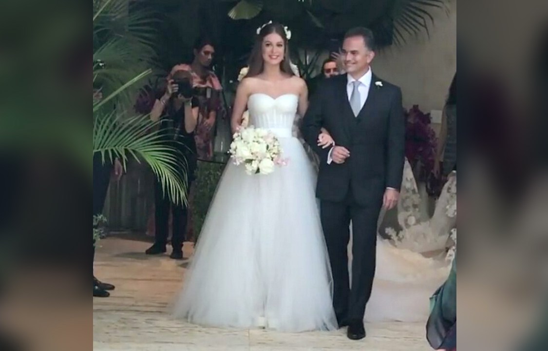 Marina Ruy Barbosa é acompanhada pelo pai até o altar durante cerimônia de seu casamento com Xande Negrão