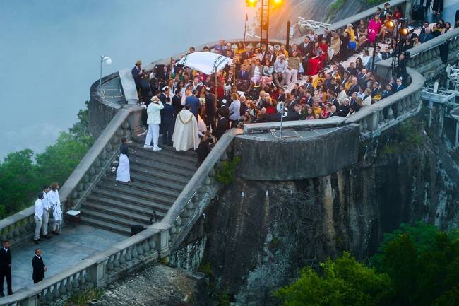 Michele Alves e Guy Oseary realizam casamento no Cristo Redentor, Rio de Janeiro