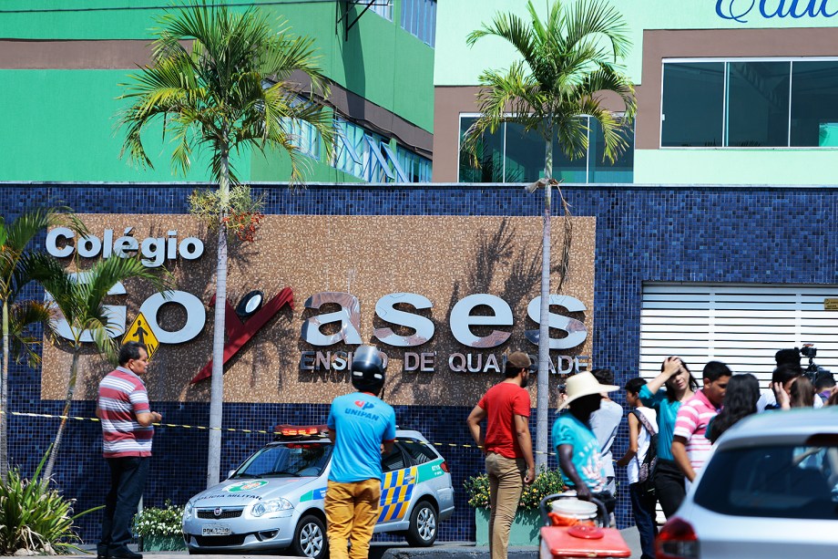 Um tiroteio na manhã desta sexta-feira (20) no Colégio Goyases, no Conjunto Riviera, em Goiânia, deixou dois mortos, dois meninos entre 10 e 12 anos, e mais quatro feridos, segundo informações do Corpo de Bombeiros e da Polícia Militar.