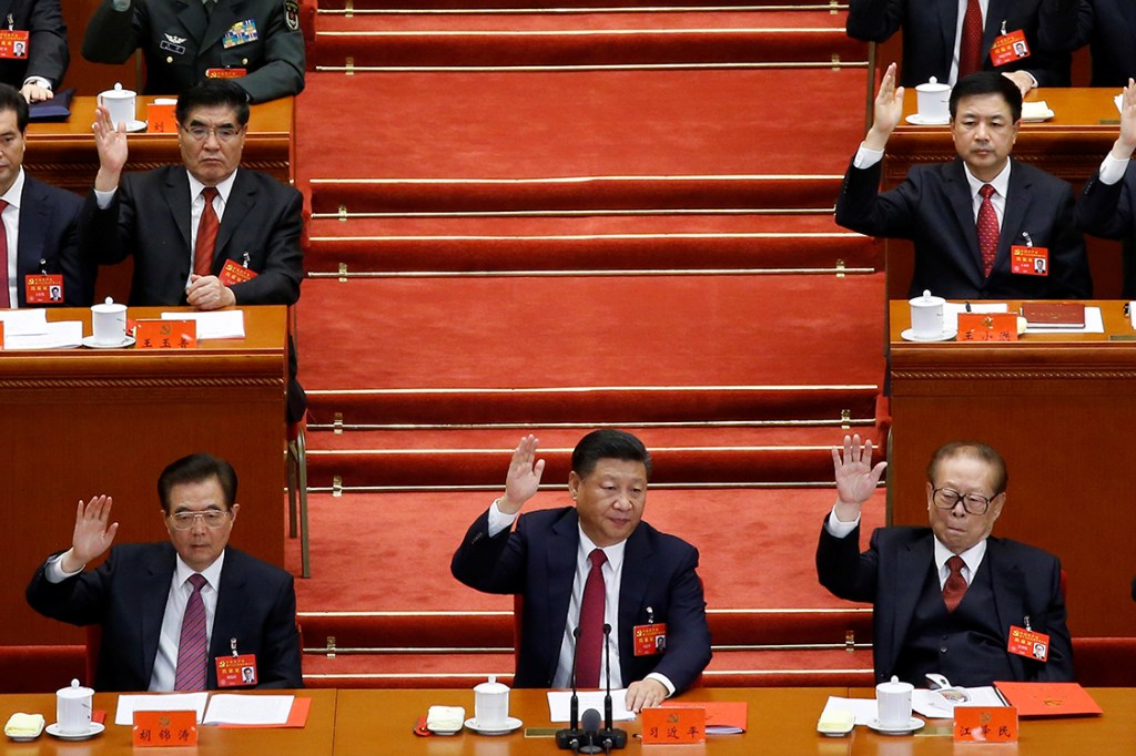 Presidente chinês Xi Jinpin, entre os ex-presidentes Hu Jintao e Jiang Zemin, durante Congresso do Partido Comunista chinês, em Pequim