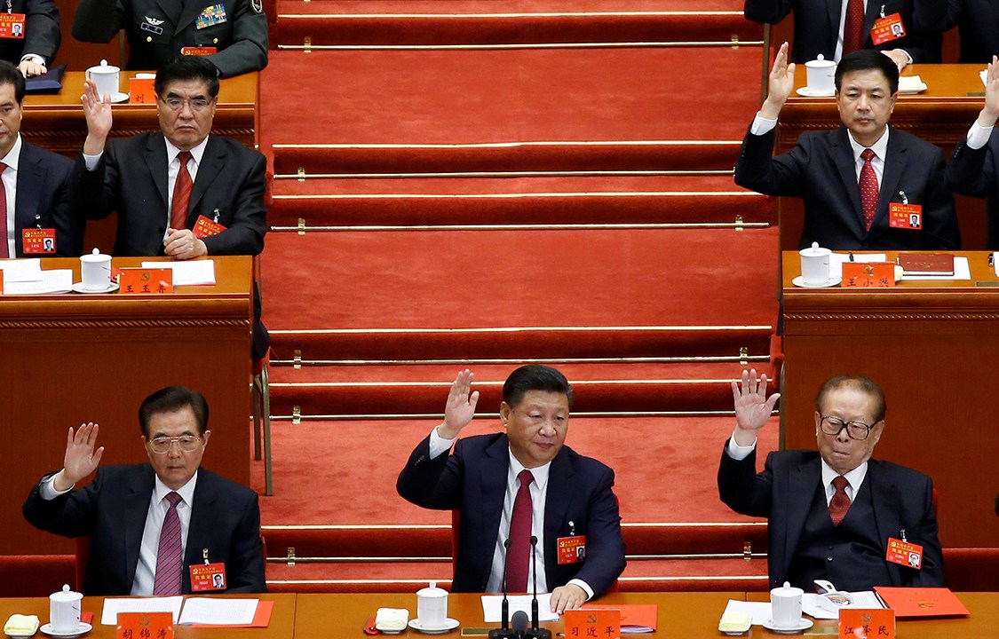 Presidente chinês Xi Jinpin, entre os ex-presidentes Hu Jintao e Jiang Zemin, durante Congresso do Partido Comunista chinês, em Pequim