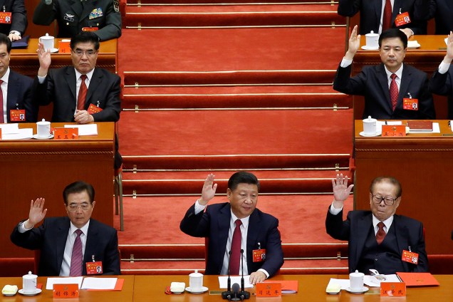 Presidente chinês Xi Jinpin, entre os ex-presidentes Hu Jintao e Jiang Zemin, durante Congresso do Partido Comunista chinês, em Pequim - 24/10/2017