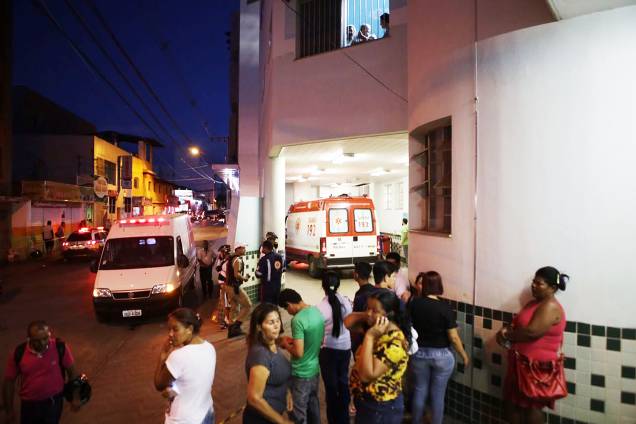 Movimentação no hospital de Montes Claros - O vigia de uma creche de Janaúba, a 554 km de Belo Horizonte, colocou fogo em crianças e em si mesmo dentro da unidade municipal - 05/10/2017