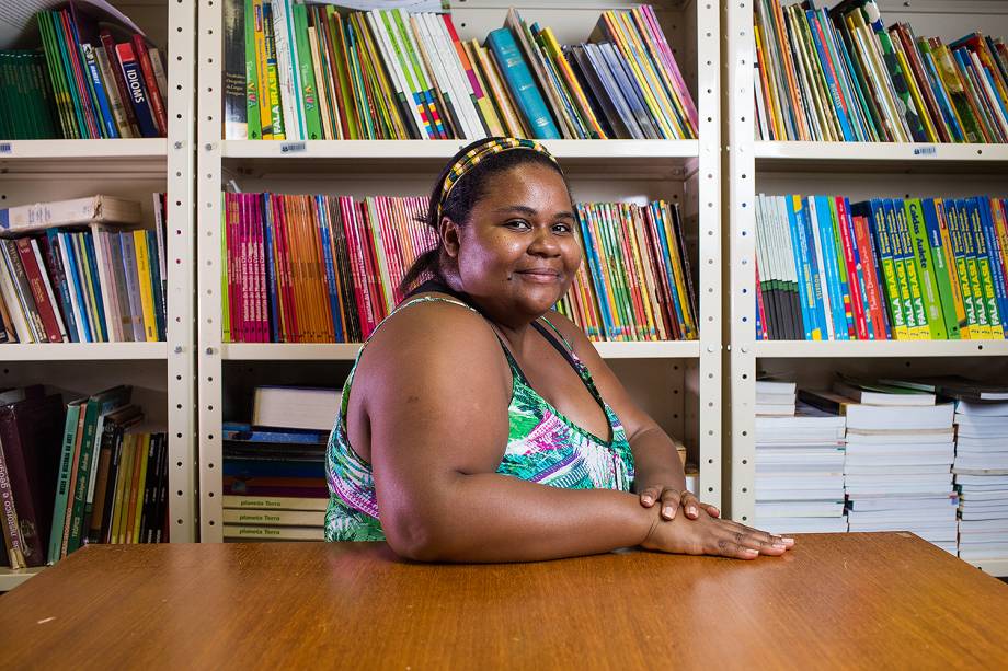 Cristiane Pereira de Souza Francisco na Escola Estadual Antonio de Oliveira Bueno Filho, em Araraquara – SP Cristiane Pereira de Souza Francisco na Escola Estadual Antonio de Oliveira Bueno Filho, em Araraquara – SP