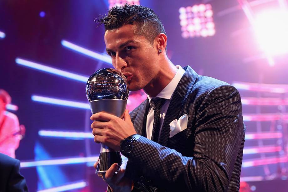 Cristiano Ronaldo recebe o prêmio de melhor jogador do mundo, em Londres - 23/10/2017