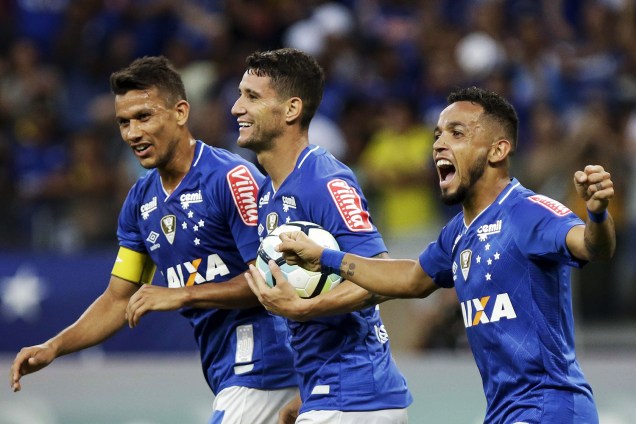 O jogador Thiago Neves comemorando o gol durante a partida entre Cruzeiro MG e Ponte Preta SP, válida pela Série A do Campeonato Brasileiro 2017, no Estádio Mineirão em Belo Horizonte (MG) - 07/10/2017