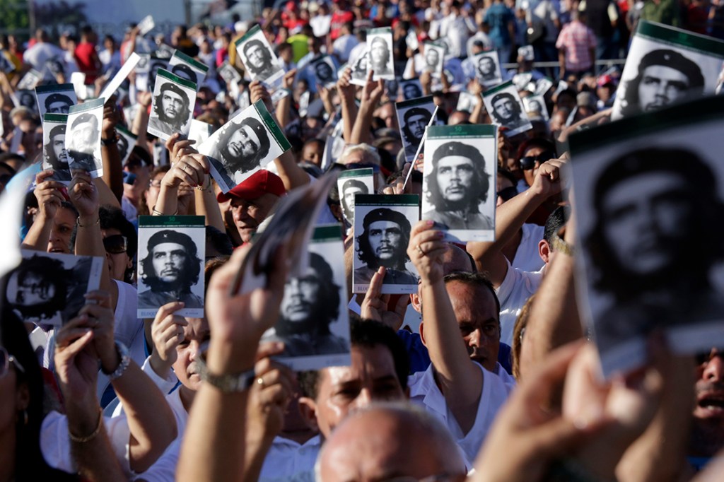 Cubanos celebram Che Guevara no aniversário de 50 anos de sua morte, em Santa Clara
