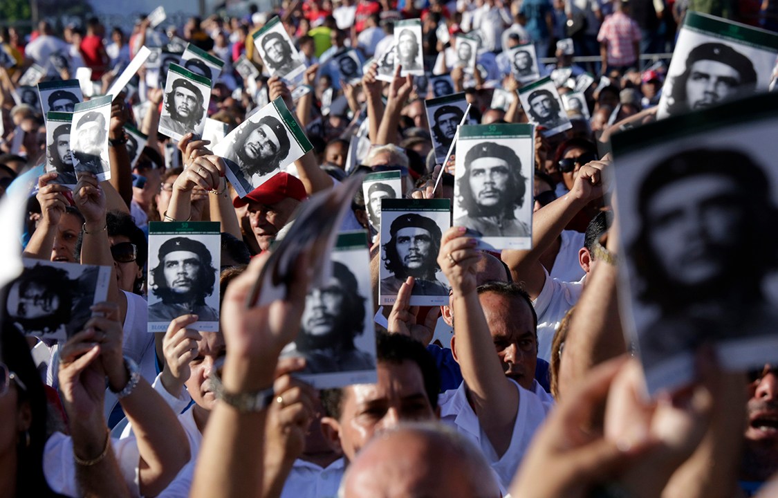 Cubanos celebram Che Guevara no aniversário de 50 anos de sua morte, em Santa Clara