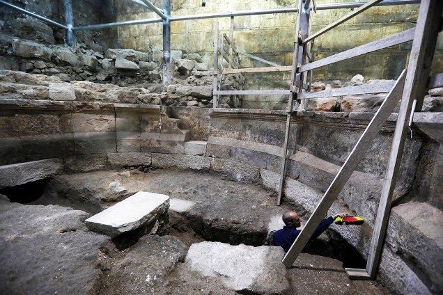 Arqueólogo trabalha em trecho recém-descoberto do Muro das Lamentações, na Cidade Velha de Jerusalém - 16/10/2017