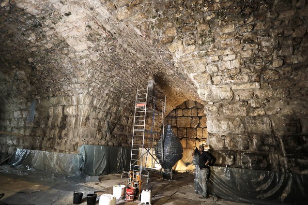 Arqueólogos trabalham em trecho recém-descoberto do Muro das Lamentações, na Cidade Velha de Jerusalém - 16/10/2017