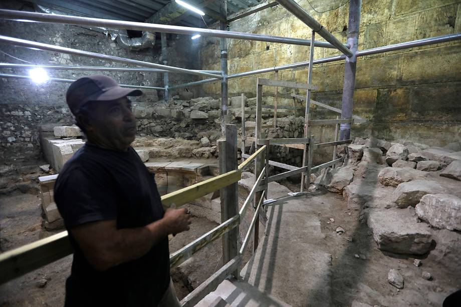 Operário observa trecho recém-descoberto do Muro das Lamentações, na Cidade Velha de Jerusalém - 16/10/2017