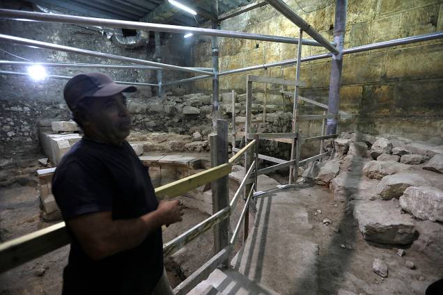 Operário observa trecho recém-descoberto do Muro das Lamentações, na Cidade Velha de Jerusalém - 16/10/2017 Operário observa trecho recém-descoberto do Muro das Lamentações, na Cidade Velha de Jerusalém - 16/10/2017