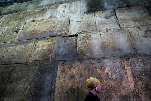 A arqueóloga Tehillah Lieberman trabalha em trecho recém-descoberto do Muro das Lamentações, na Cidade Velha de Jerusalém - 16/10/2017 A arqueóloga Tehillah Lieberman trabalha em trecho recém-descoberto do Muro das Lamentações, na Cidade Velha de Jerusalém - 16/10/2017