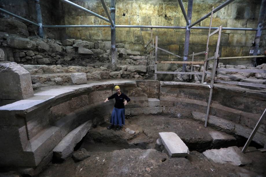 A arqueóloga Tehillah Lieberman trabalha em trecho recém-descoberto do Muro das Lamentações, na Cidade Velha de Jerusalém - 16/10/2017