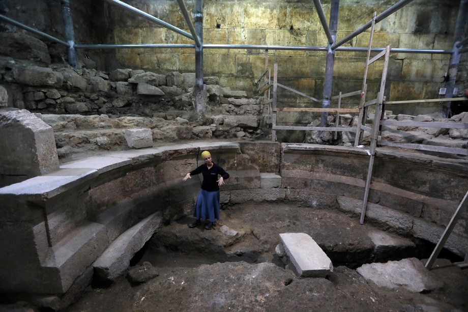 A arqueóloga Tehillah Lieberman trabalha em trecho recém-descoberto do Muro das Lamentações, na Cidade Velha de Jerusalém - 16/10/2017