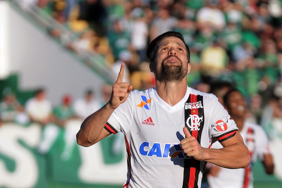 O jogador Diego do Flamengo comemora gol durante a partida contra a Chapecoense SC, válida pelo Campeonato Brasileiro 2017, na Arena Condá em Chapecó (SC) - 15/10/2017