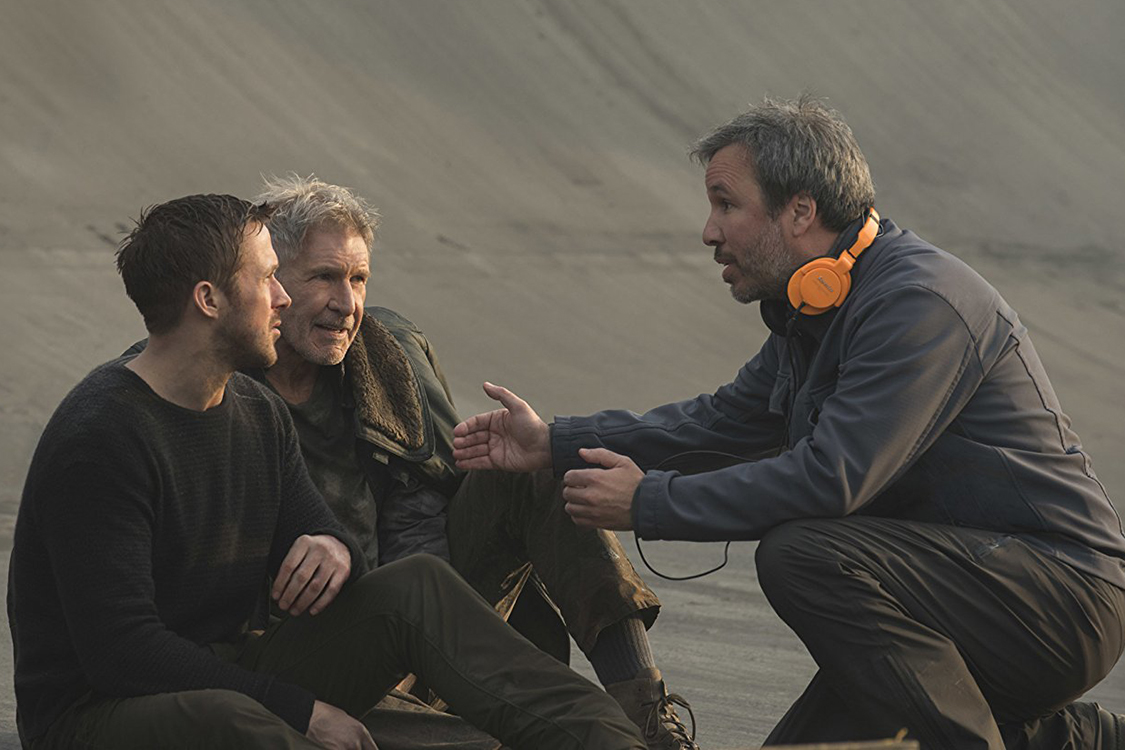 Diretor do filme Blade Runner, David Villeneuve, conversando com os atores Ryan Gosling e Harrison Ford