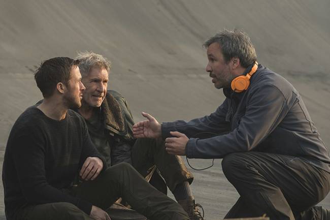 Diretor do filme Blade Runner, David Villeneuve, conversando com os atores Ryan Gosling e Harrison Ford
