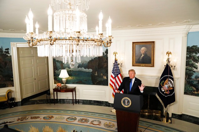 O presidente dos EUA Donald Trump faz um pronunciamento sobre o acordo nuclear com o Irã na Casa Branca, em Washington - 13/10/2017