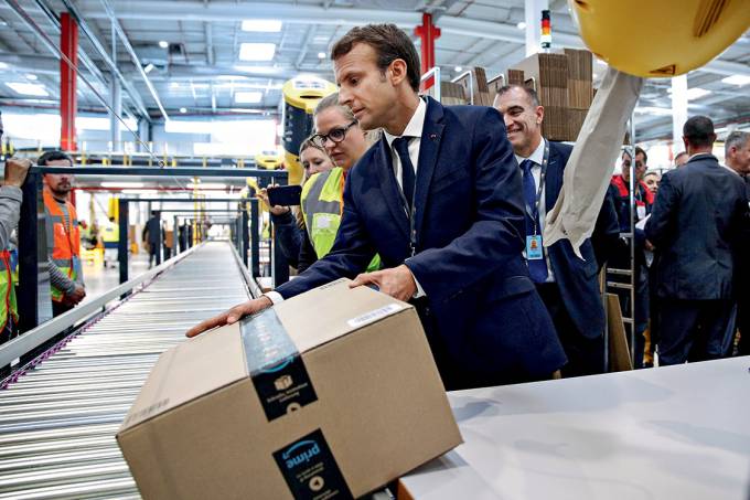 Me dá um dinheiro aí – Macron, em visita a centro de distribuição da Amazon: fim da brecha fiscal