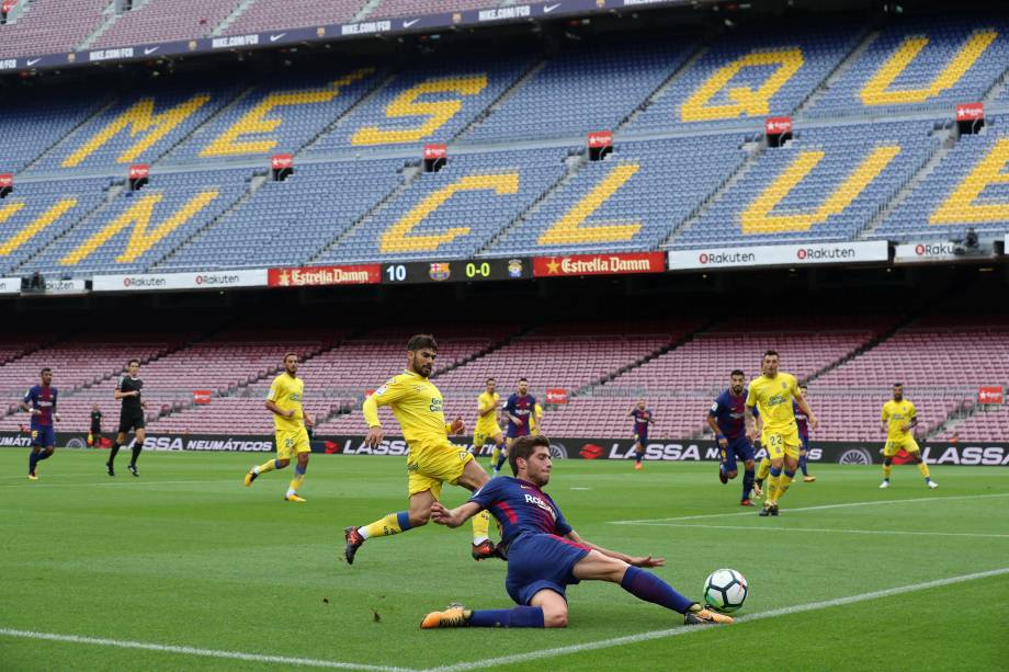 Vista do estádio Camp Nou durante a partida entre Barcelona e Las Platas que acontece de portas fechadas para a torcida