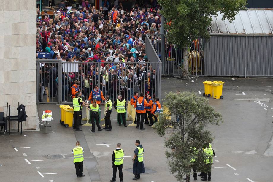 Espectadores fazem fila nos portões do estádio Camp Nou na esperança de conseguir entrar para assistir a partida entre Las Platas e Barcelona. O governo espanhol, que considera o referendo da Catalunha uma medida ilegal e antidemocrática, decidiu que os torcedores não acompanhariam o jogo devido aos acontecimentos