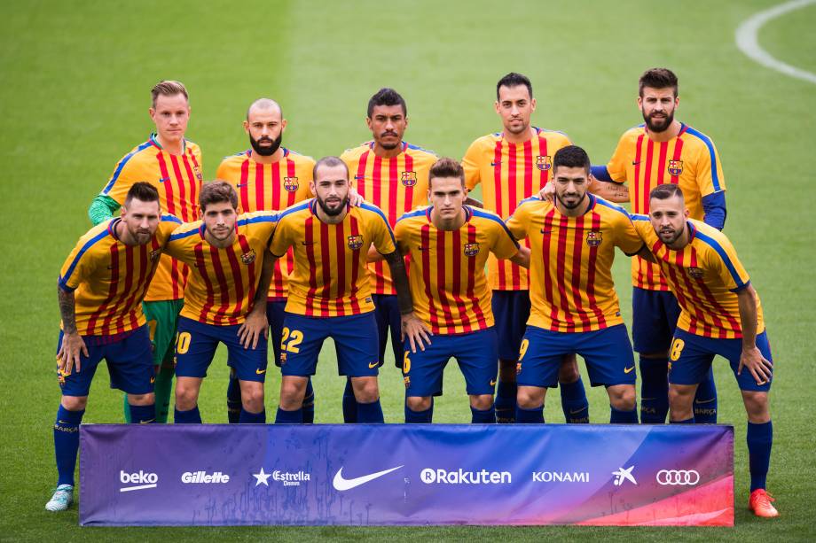 Time do Barcelona posa para foto vestindo camisa com as cores da bandeira catalã antes do início da partida contra o Las Platas