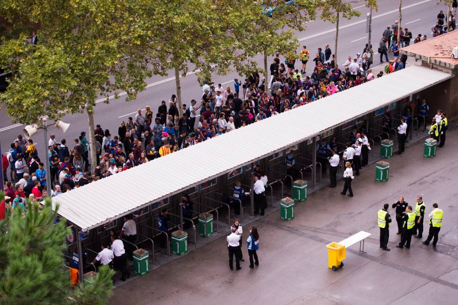 Espectadores fazem fila nos portões do estádio Camp Nou na esperança de conseguir entrar para assistir a partida entre Las Platas e Barcelona. O governo espanhol, que considera o referendo da Catalunha uma medida ilegal e antidemocrática, decidiu que os torcedores não acompanhariam o jogo devido aos acontecimentos