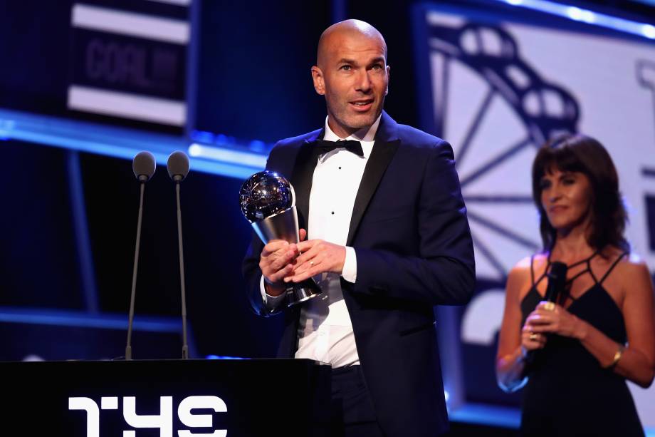 O treinador francês Zinedine Zidane recebe o prêmio de Melhor Treinador do Mundo durante cerimônia da Fifa em Londres