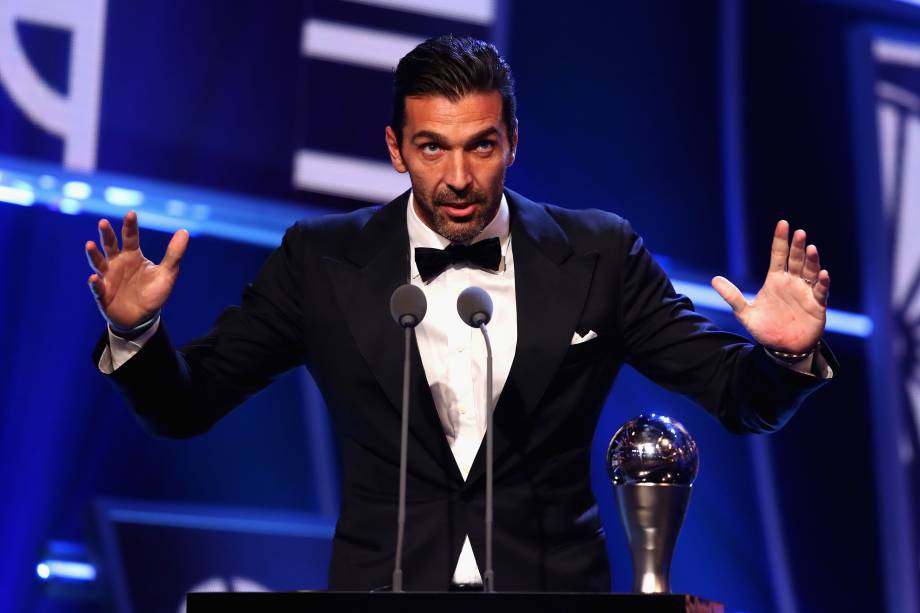 O goleiro da seleção italiana e da Juventus Gianluigi Buffon recebe o prêmio de Melhor Goleiro do Mundo pela Fifa em Londres