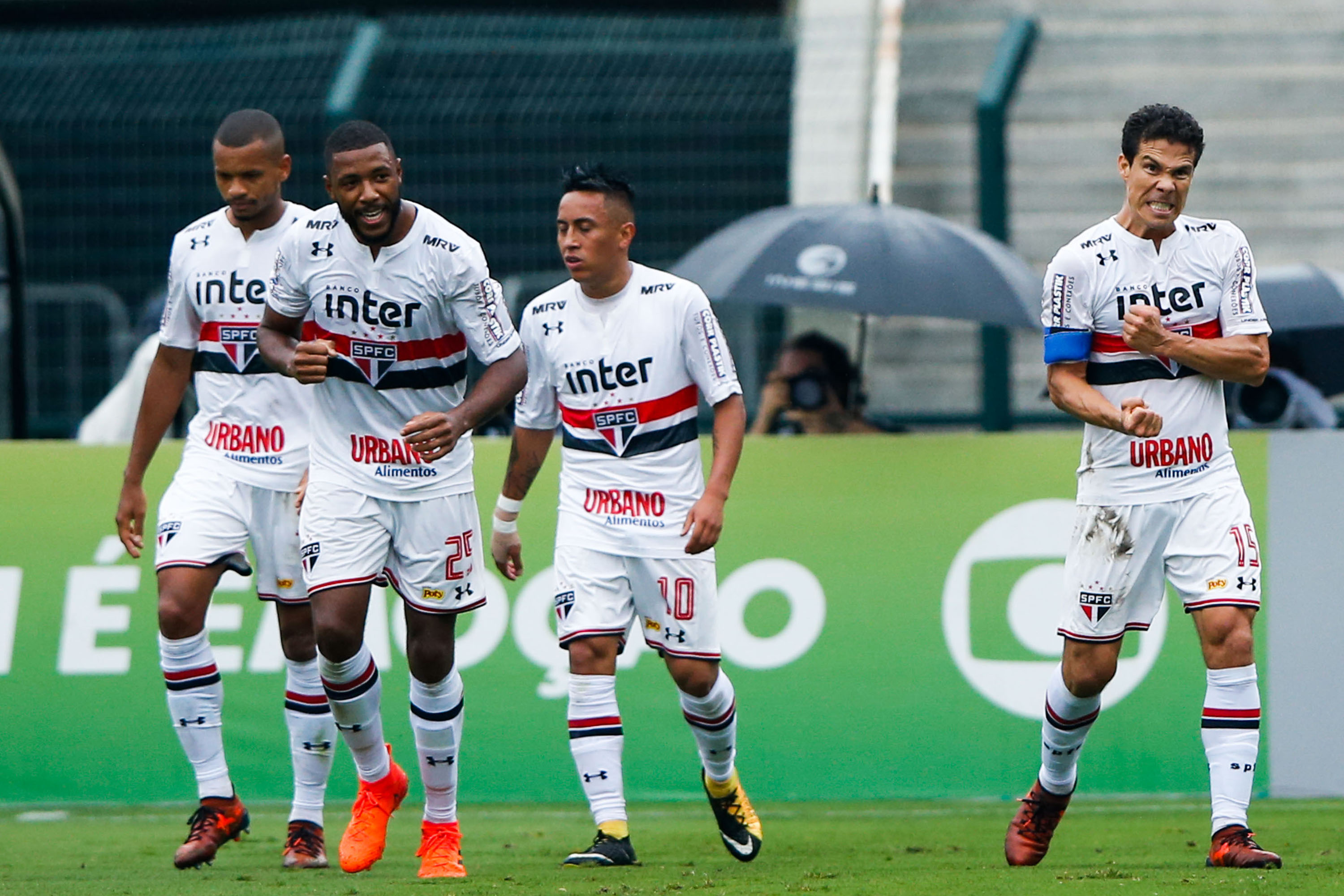 Com gol de mão, São Paulo derrota Flamengo no Pacaembu | VEJA