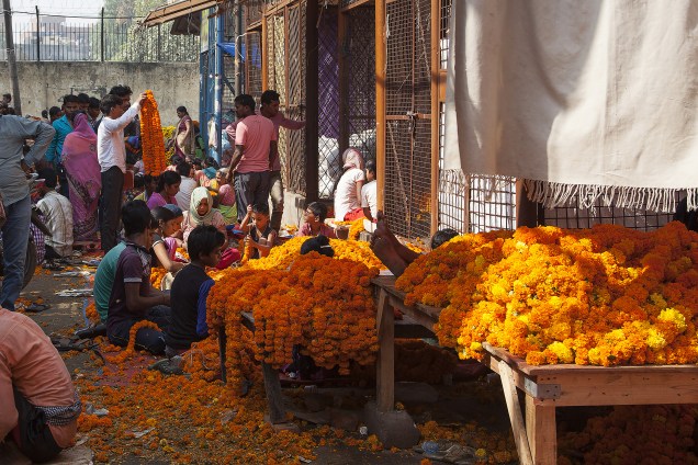 Vendedores indianos fazem guirlandas antes do início do festival Diwali, no mercado de flores Ghazipur, nos arredores de Nova Deli, capital da Índia - 17/10/2017