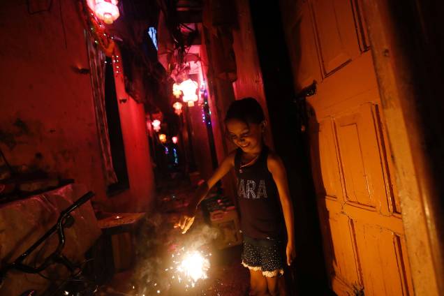 o Festival das Luzes, marca a vitória sobre o mal e comemora o tempo em que o deus hindu Lord Rama alcançou a vitória sobre Ravana e retornou ao seu reino Ayodhya o Festival das Luzes, marca a vitória sobre o mal e comemora o tempo em que o deus hindu Lord Rama alcançou a vitória sobre Ravana e retornou ao seu reino Ayodhya