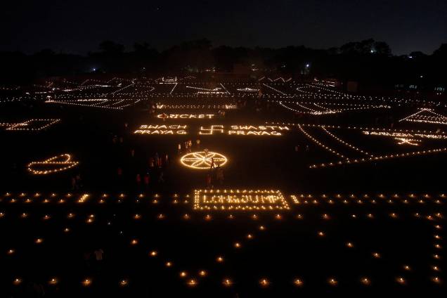 Vista aérea das luzes do festival Diwali em um estádio na cidade de Allahabad, na Índia -18/10/2017 Vista aérea das luzes do festival Diwali em um estádio na cidade de Allahabad, na Índia -18/10/2017