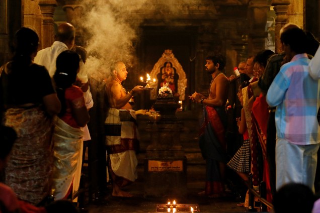 Um sacerdote abençoa os devotos durante uma cerimônia religiosa no festival hindu Diwali, ou Deepavali, em um templo da cidade de Colombo, no Sri Lanka - 18/10/2017